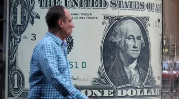 تباين ملحوظ.. سعر الدولار يواصل الاستقرار بالبنوك مقابل تراجع في السوق الموازية